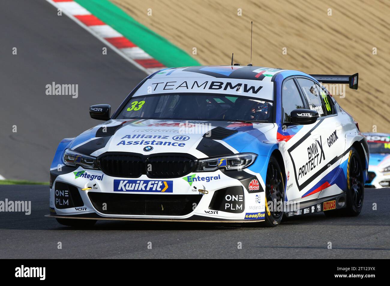 Adam Morgan - Team BMW - pilote BMW 330e M Sport numéro 33 dans le BTCC 2023 à Brands Hatch en octobre 2023 Banque D'Images