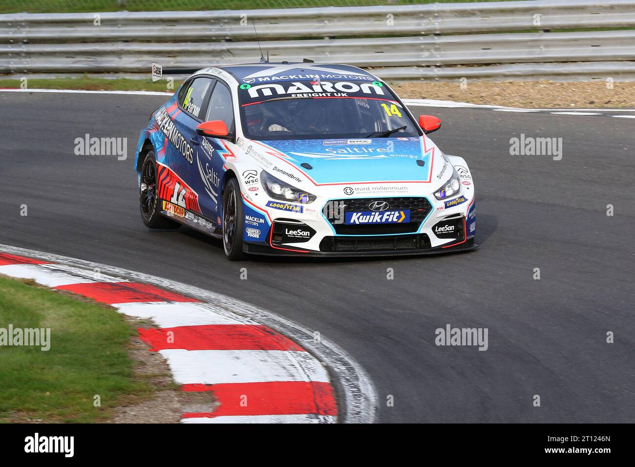 Ronan Pearson - Bristol Street Motors avec ExcelR8 - au volant de Hyundai i30N numéro 14 dans le BTCC 2023 à Brands Hatch en octobre 2023 Banque D'Images