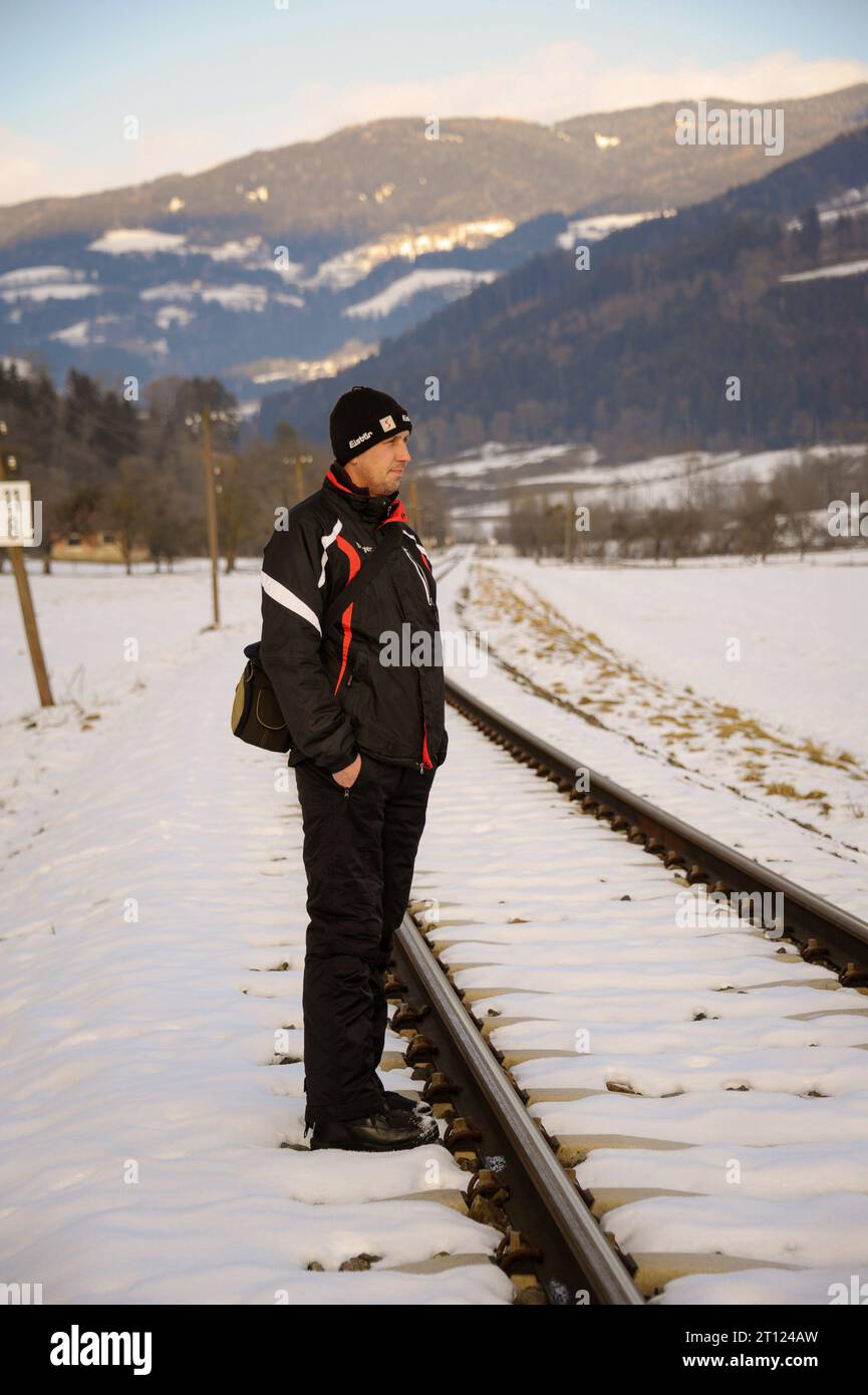 Mann spaziert im Schnee, Bahngleise Banque D'Images