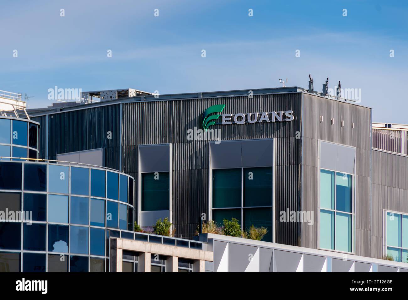 Vue extérieure du bâtiment abritant le siège social d'Equans. Equans est une société française de services multi-techniques, qui fait partie du groupe Bouygues Banque D'Images