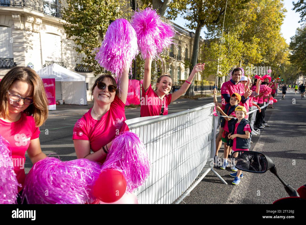 (C) Denis TRASFI / MAXPPP - à Paris le 06-10-2023 VREDESTEIN les 20km de Paris - public au couleur d'octobre Rose Banque D'Images