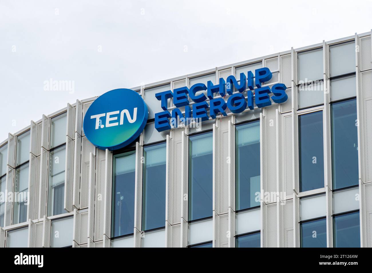 Enseigne et logo sur la façade du siège de Technip Energies, une société d’origine française présente dans l’ingénierie pour l’industrie de l’énergie Banque D'Images