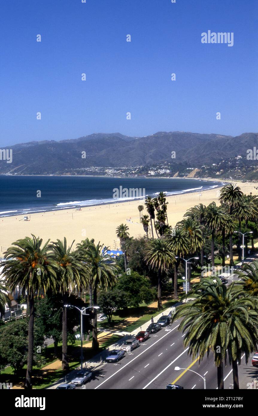 Vue sur la baie de Santa Monica et les plages de sable blanc regardant vers le nord vers Malibu depuis une fenêtre d'hôtel dans le centre-ville de Santa Monica, Californie, États-Unis Banque D'Images