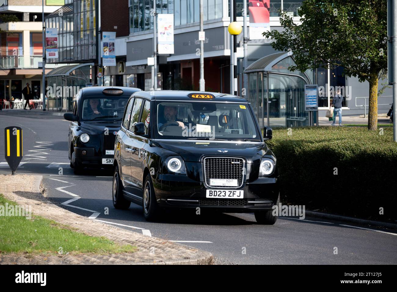 Taxis dans le centre-ville de Corby, Northamptonshire, Angleterre, Royaume-Uni Banque D'Images