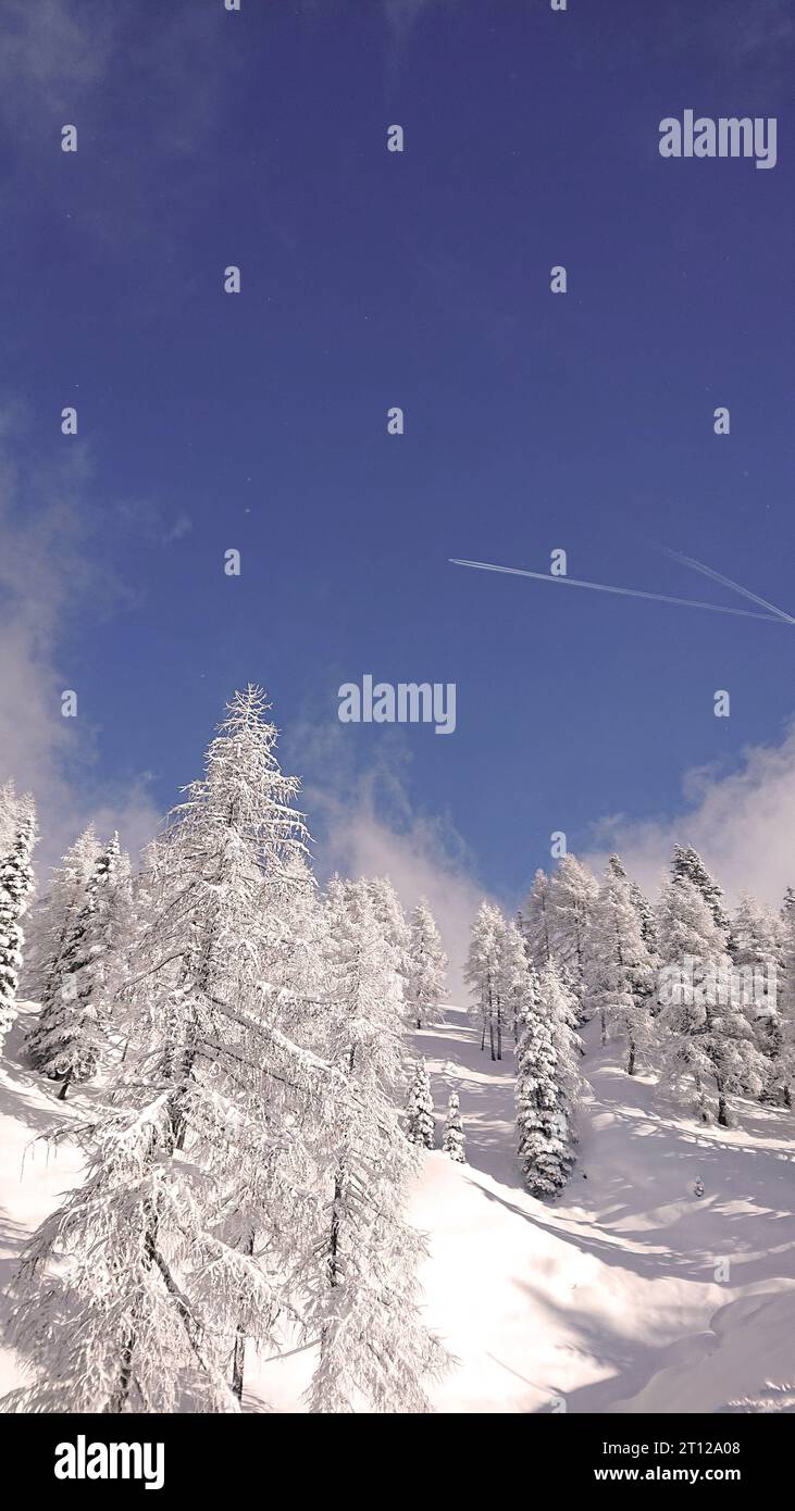 Winter Berge Schneefall verschneite Landschaft tief winterliche Landschaft blauer Himmel Sonnenschein Österreich Kärnten Banque D'Images