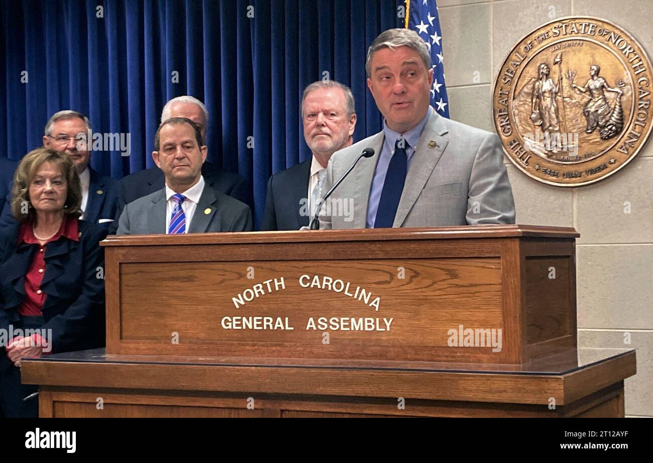 FILE - North Carolina Sen. Warren Daniel, R-Burke, speaks at a news conference, June 12, 2023, in Raleigh, N.C. Daniel was a primary sponsor of a pair of bills addressing voting and election administration in North Carolina that became law Tuesday, Oct. 10, after the General Assembly overrode Democratic Gov. Roy Cooper's vetoes. (AP Photo/Gary D. Robertson, File) Banque D'Images
