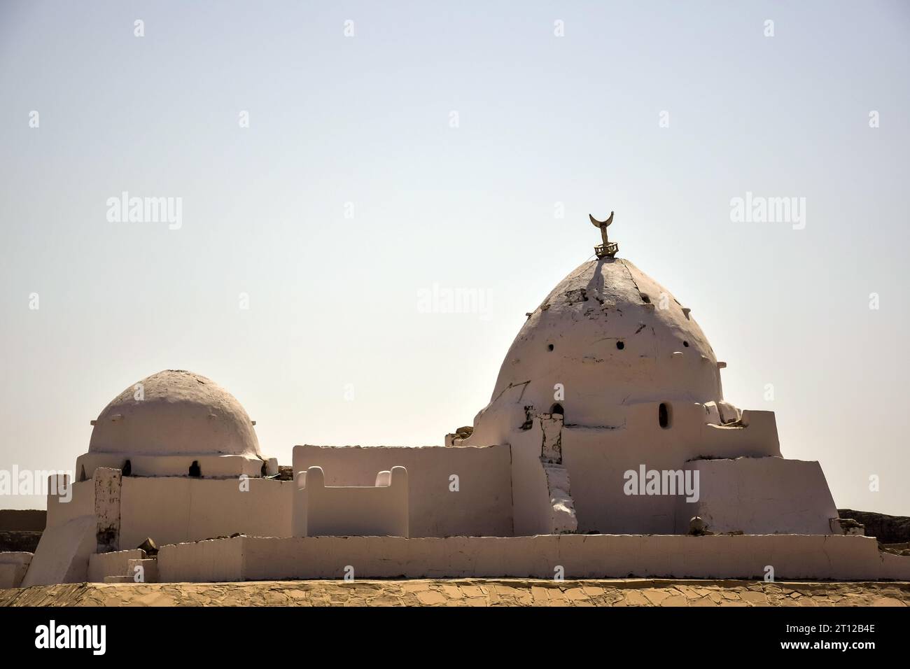 Vue de l'ancienne mosquée musulmane contre le ciel bleu à Louxor, Egypte. Espace de copie. Mise au point sélective. Banque D'Images
