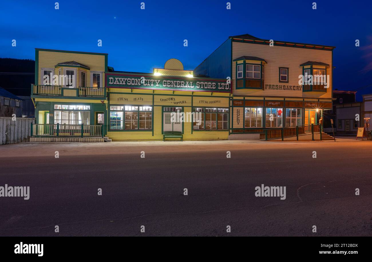 Dawson City, Yukon, Canada – 05 octobre 2023 : vue de l’aube du magasin général de Dawson City sur Front Street Banque D'Images