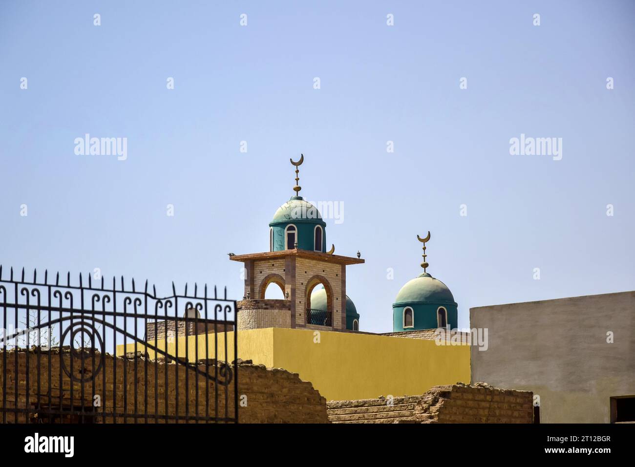 Vue de l'ancienne mosquée musulmane contre le ciel bleu à Louxor, Egypte. Espace de copie. Mise au point sélective. Banque D'Images