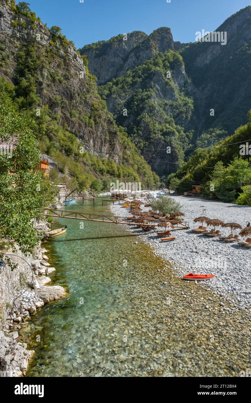 Village de villégiature de la rivière Shala sur le lac Komani, au nord de l'Albanie Banque D'Images