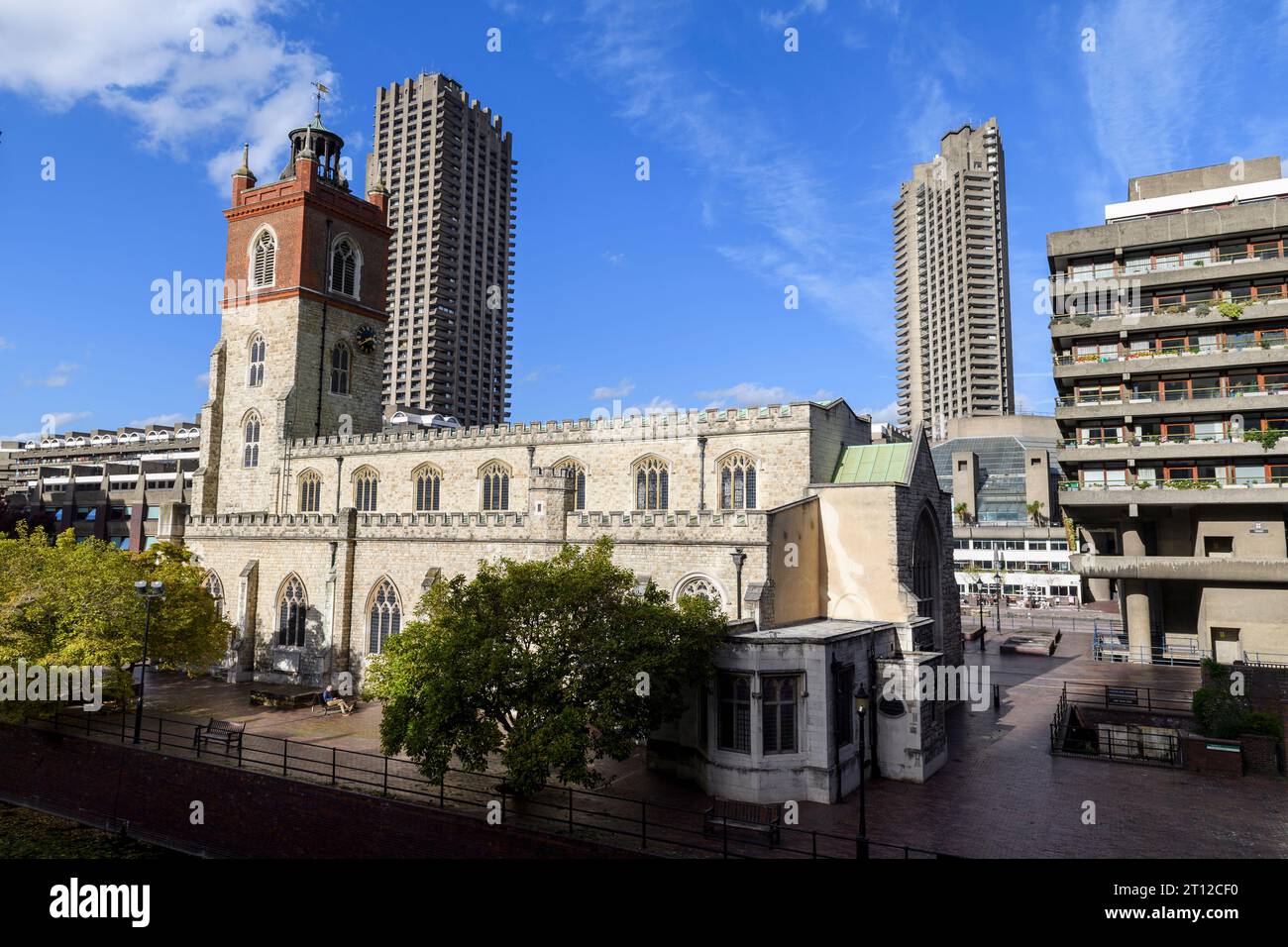 L'église historique de St Giles-Without-Cripplegate, qui se trouve au centre du domaine Barbican. Le Barbican Estate, un exemple éminent de Britis Banque D'Images