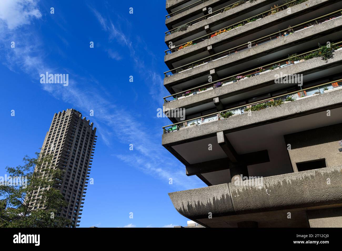 Le bloc d'appartements Edge Gilbert House, avec la Lauderdale Tower en arrière-plan. Le Barbican Estate est un exemple éminent du brutaliste britannique A. Banque D'Images