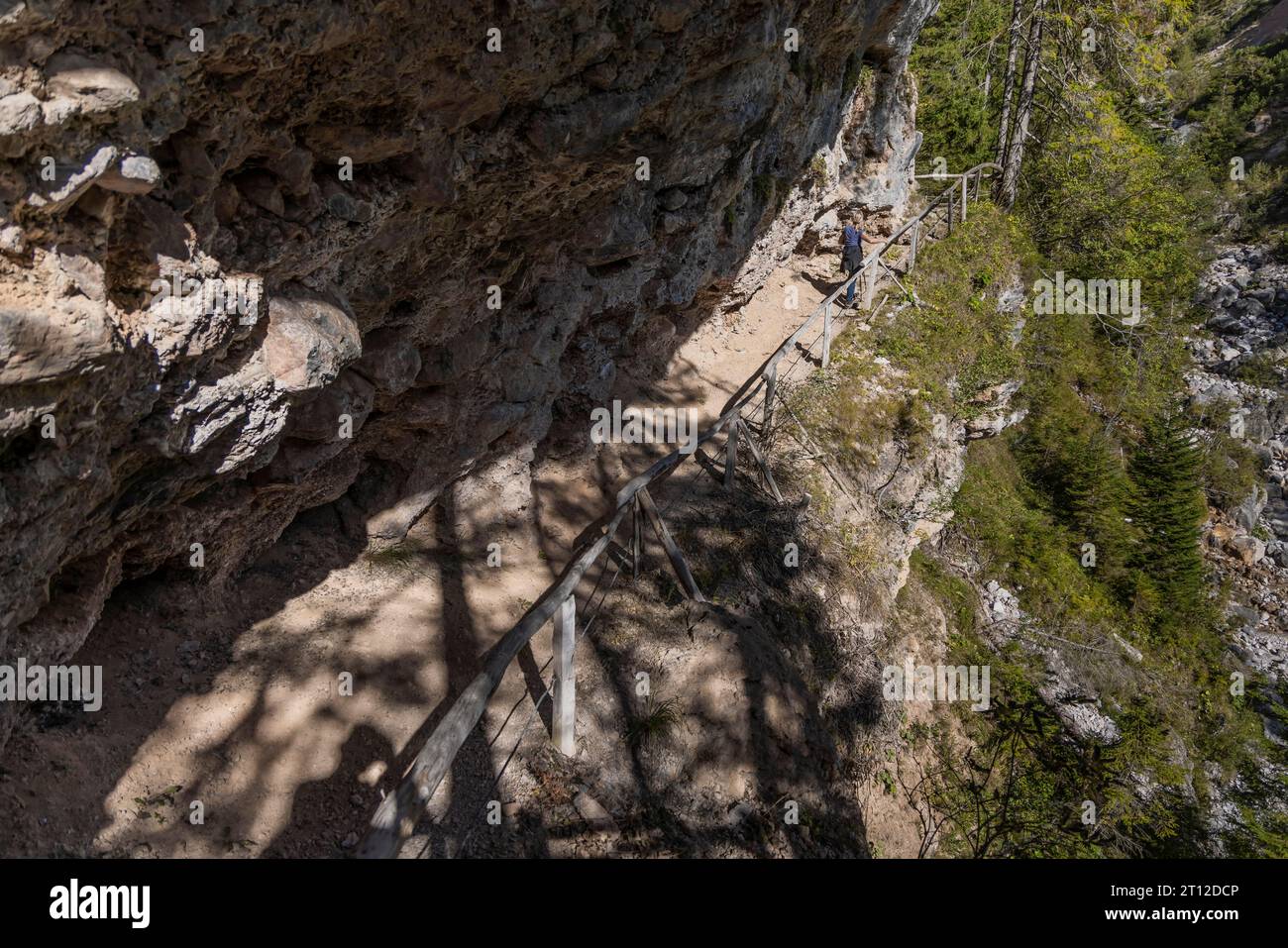 Sentier de randonnée alpin sur le rocher jusqu'à la grotte, voûte, à Maria Alm, Salzbourg Banque D'Images