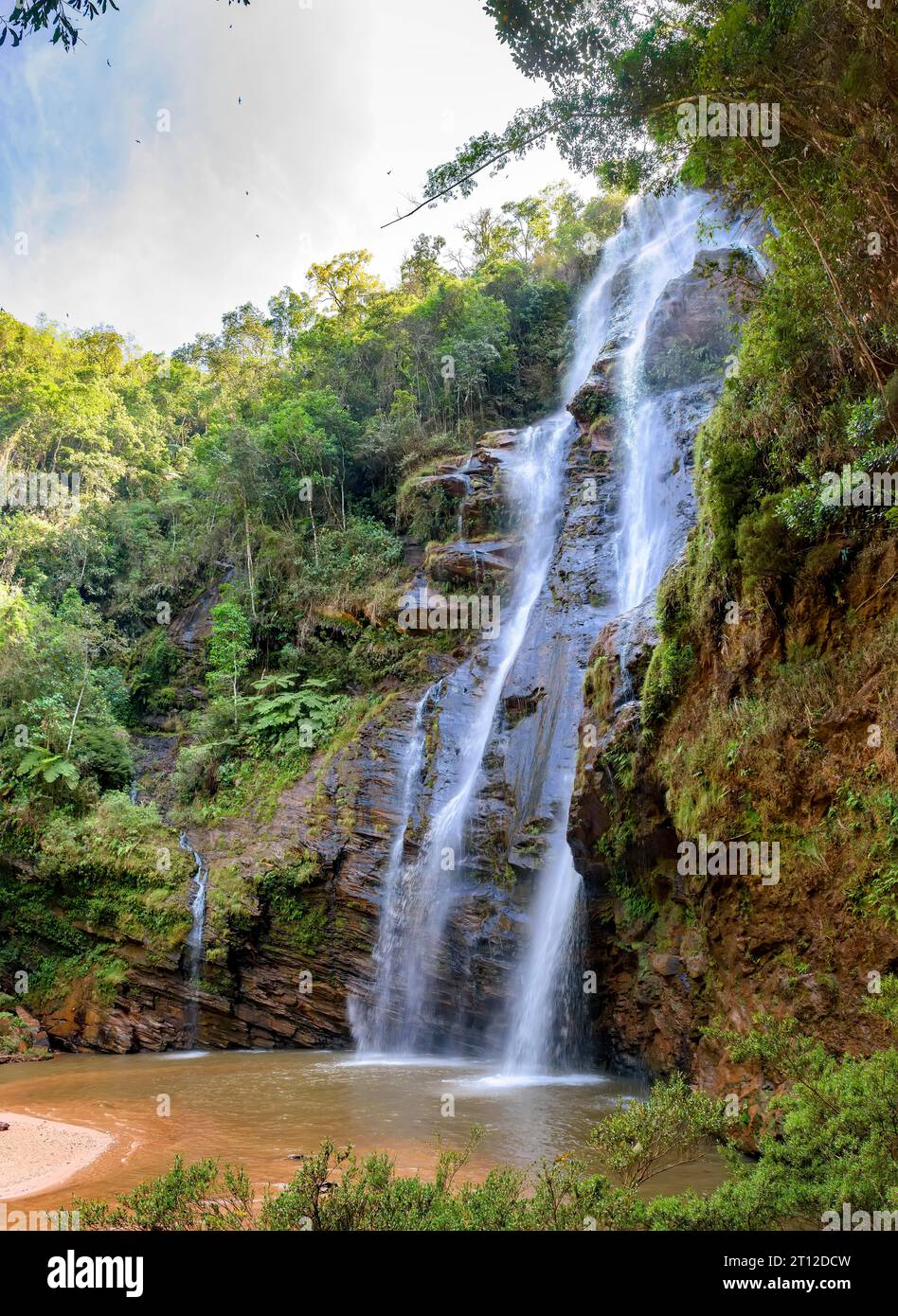 Superbe cascade parmi la végétation dense et les rochers de la forêt tropicale dans l'état de Minas Gerais, Brésil Banque D'Images