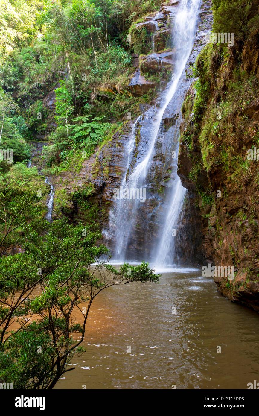 Belle cascade parmi la végétation dense de pluvial et de roches dans l'état de Minas Gerais, Brésil Banque D'Images