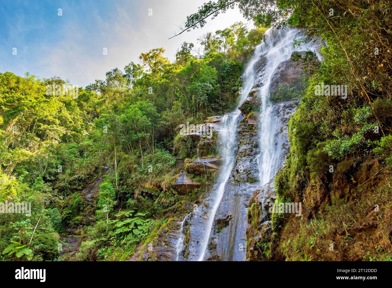 Cascade parmi la végétation dense et les rochers de la forêt tropicale dans l'état de Minas Gerais, Brésil Banque D'Images