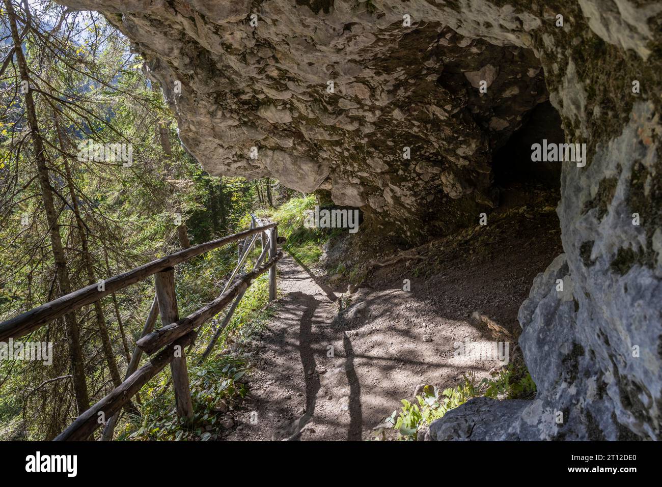 Sentier de randonnée alpin sur le rocher avec grotte ' grotte, voûte, à Maria Alm, Salzbourg Banque D'Images