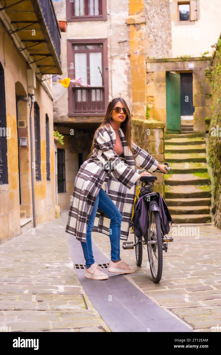 Femme latine faisant du tourisme à vélo dans la ville. Mode de vie touristique écologique Banque D'Images