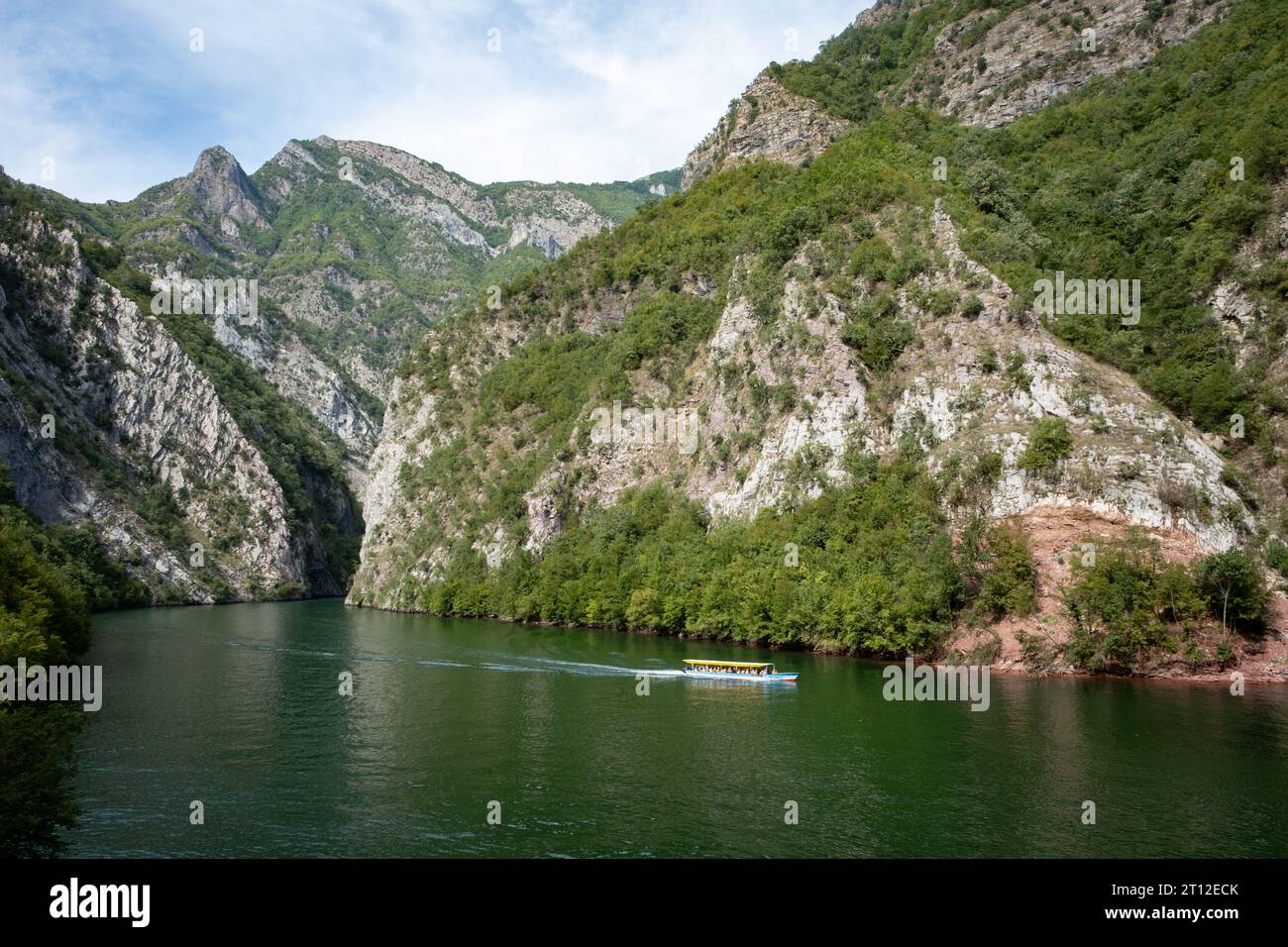 Un bateau touristique sur l'eau au lac Komani, Albanie Banque D'Images
