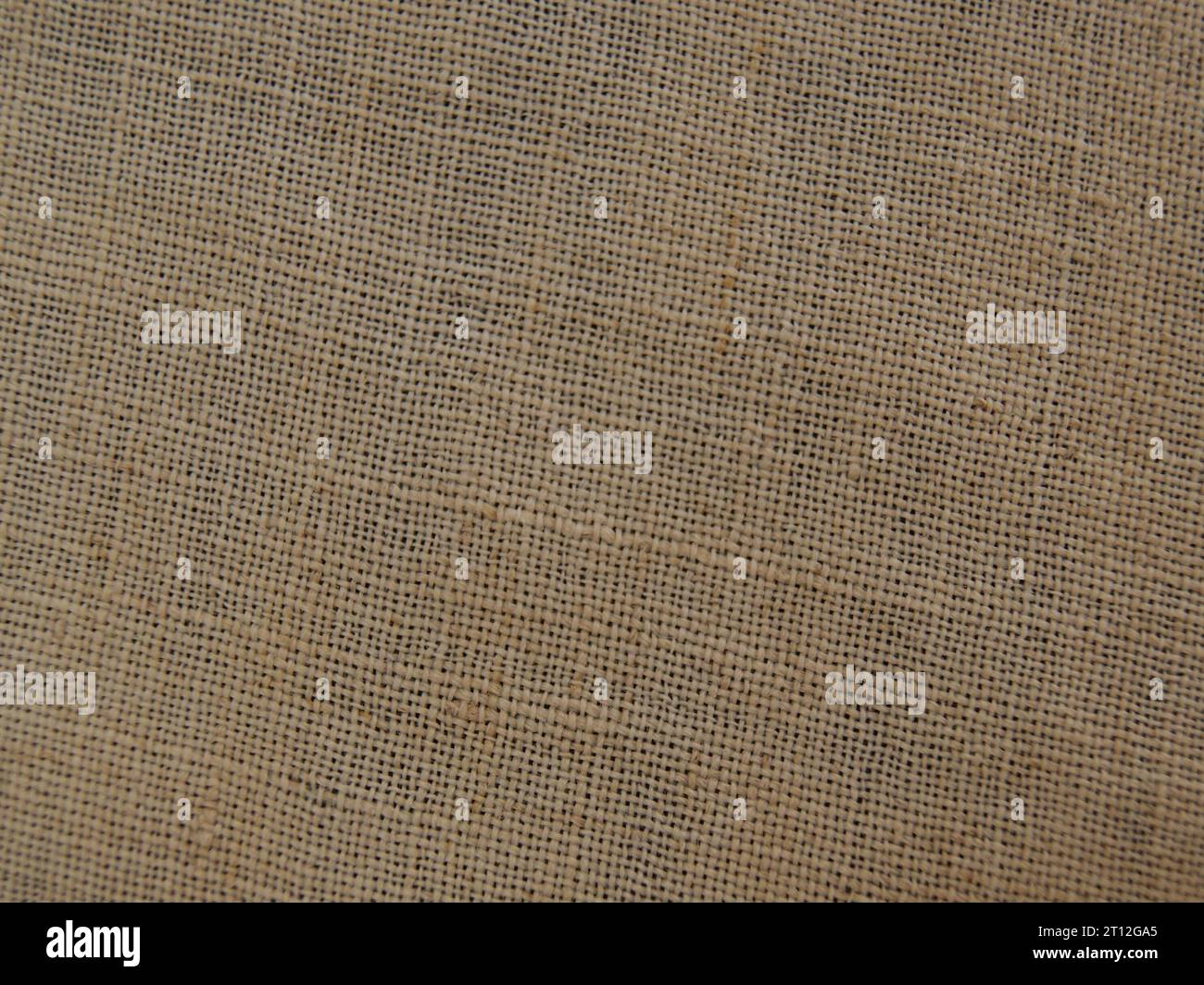 Fond de tissu de lin brun clair naturel. Arrière-plan de l'écran. Banque D'Images