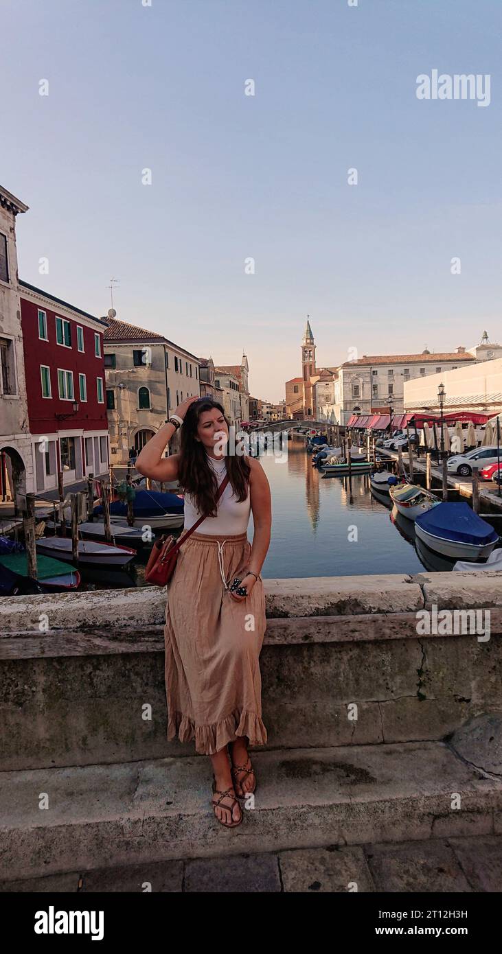 Sommer Sonnenschein Sonnenaufgang Spaziergang Stadt Altstadt Frau im Fokus Vordergrund hintergrund Chioggia Italien lagune Boote italy Banque D'Images