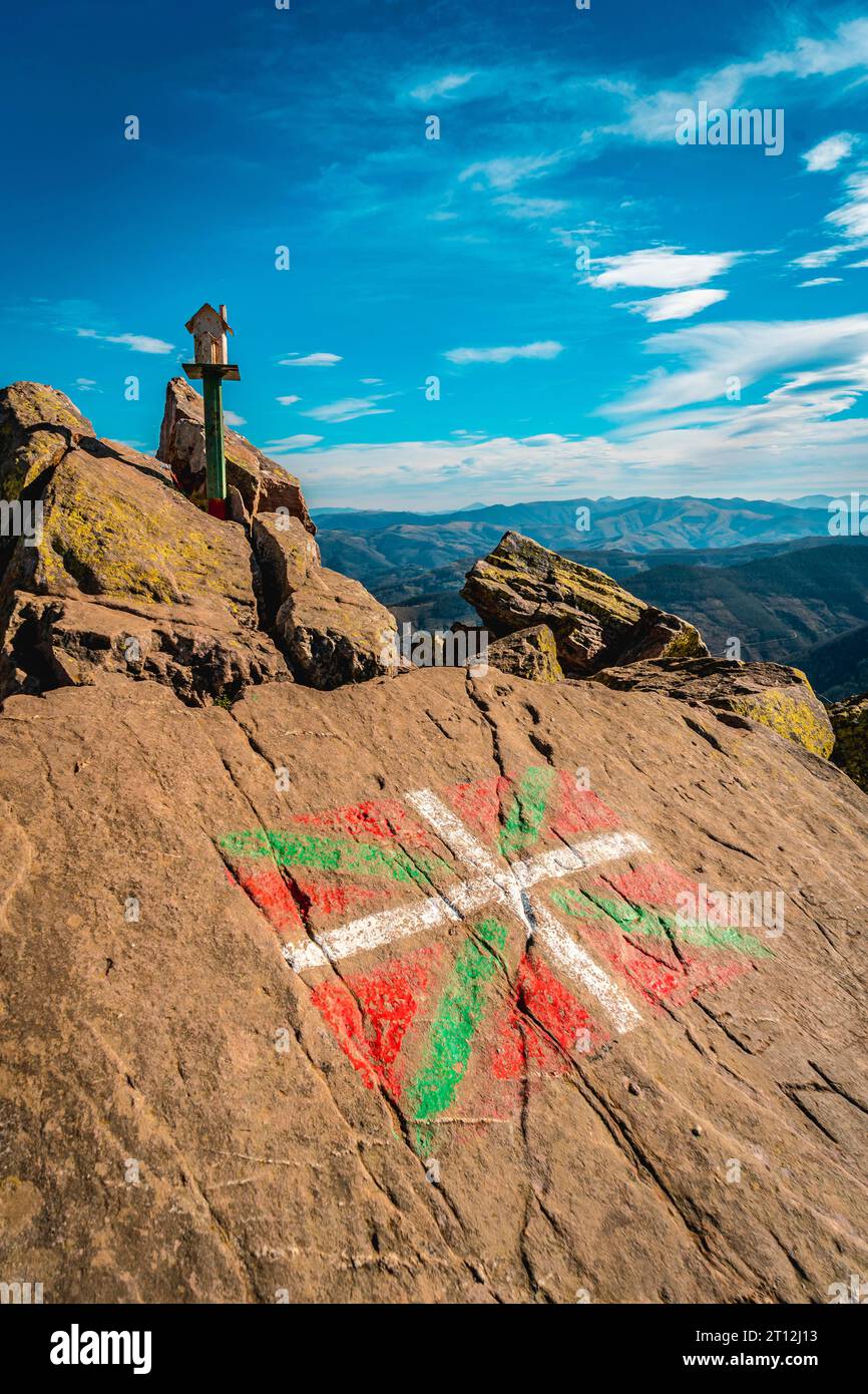 Le drapeau du pays Basque et une figure d'une maison au-dessus du mont Adarra à Guipuzcoa un matin d'hiver Banque D'Images