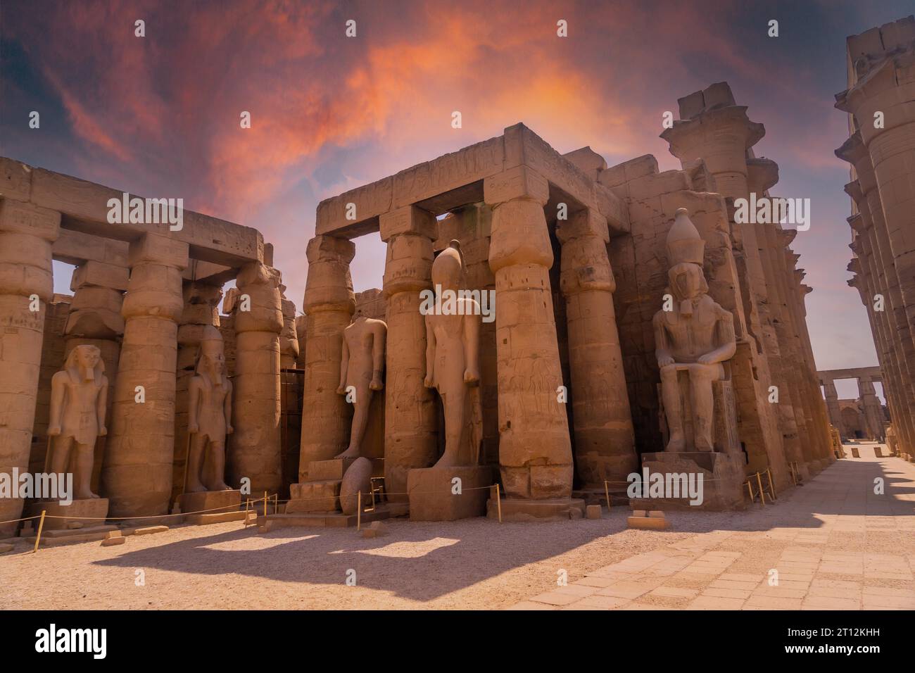 Sculptures des pharaons égyptiens anciens et dessins sur les colonnes du Temple de Louxor dans la soirée. Égypte Banque D'Images