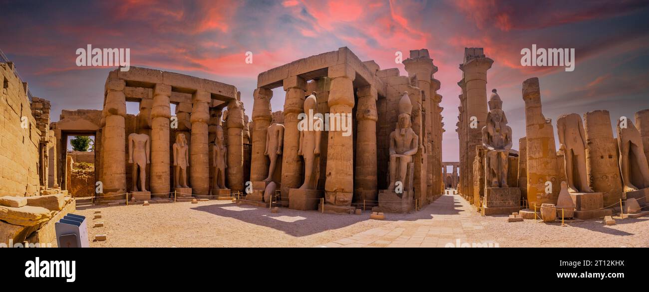 Sculptures des pharaons égyptiens anciens et dessins sur les colonnes du Temple de Louxor dans la soirée. Égypte Banque D'Images