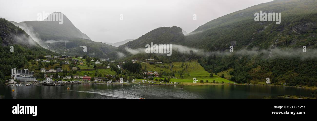 Panorámica del pueblo de Geiranger llegando en crucero, uno de los lugares más concurridos del país con un entorno espectacular, Noruega Banque D'Images