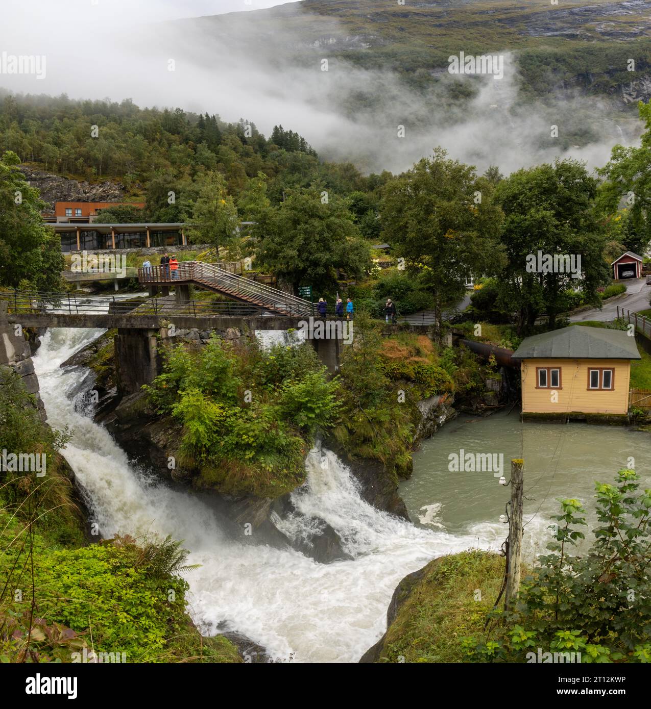En la localidad de Geiranger, Panorámica de la impresionante cascada de Fossevandring. Se llega subiendo una escalera metálica y plataformas, Norvège Banque D'Images