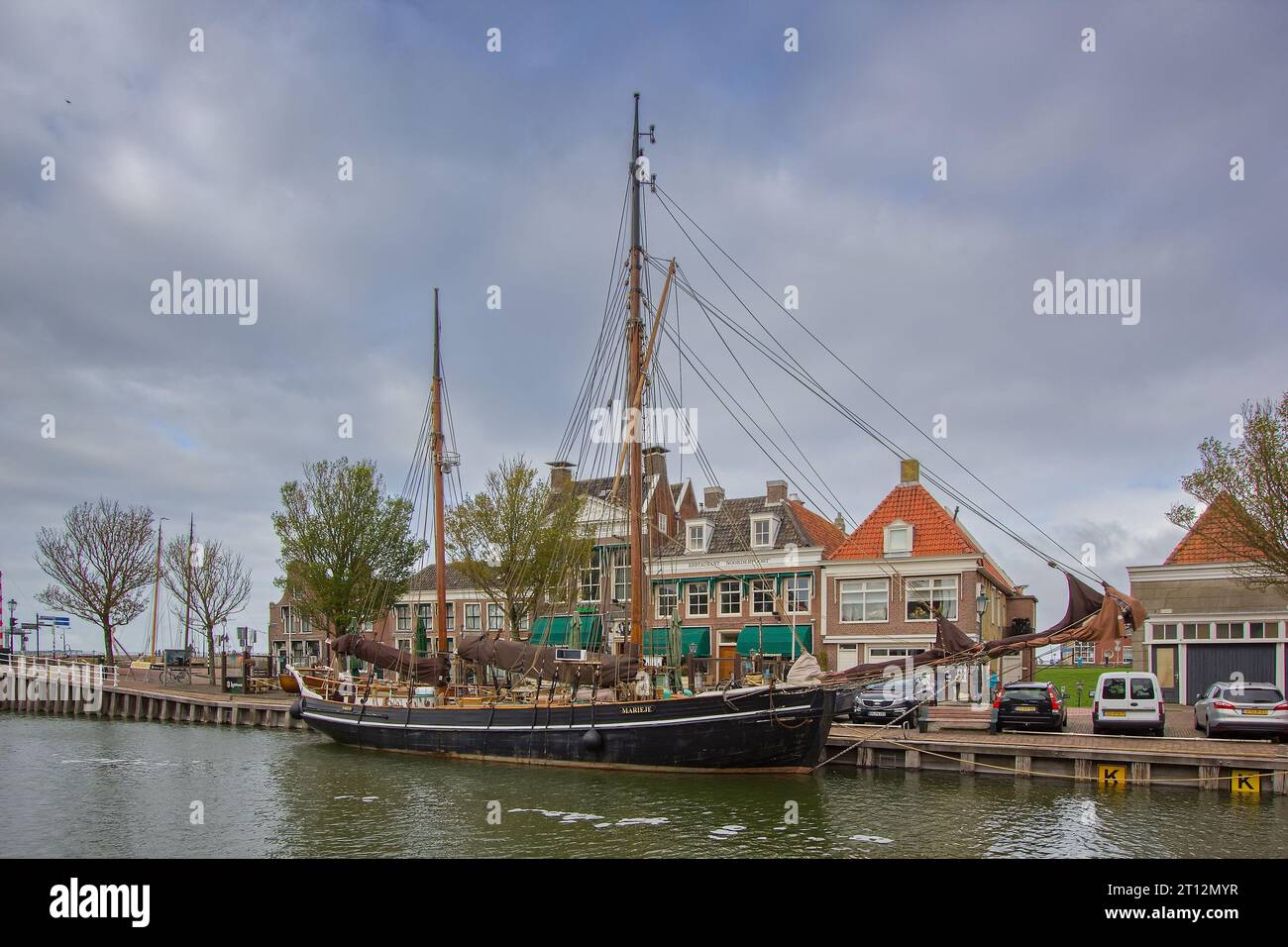 Le voilier amarré sur un canal dans la ville de Harlingen, Frise, pays-Bas Banque D'Images