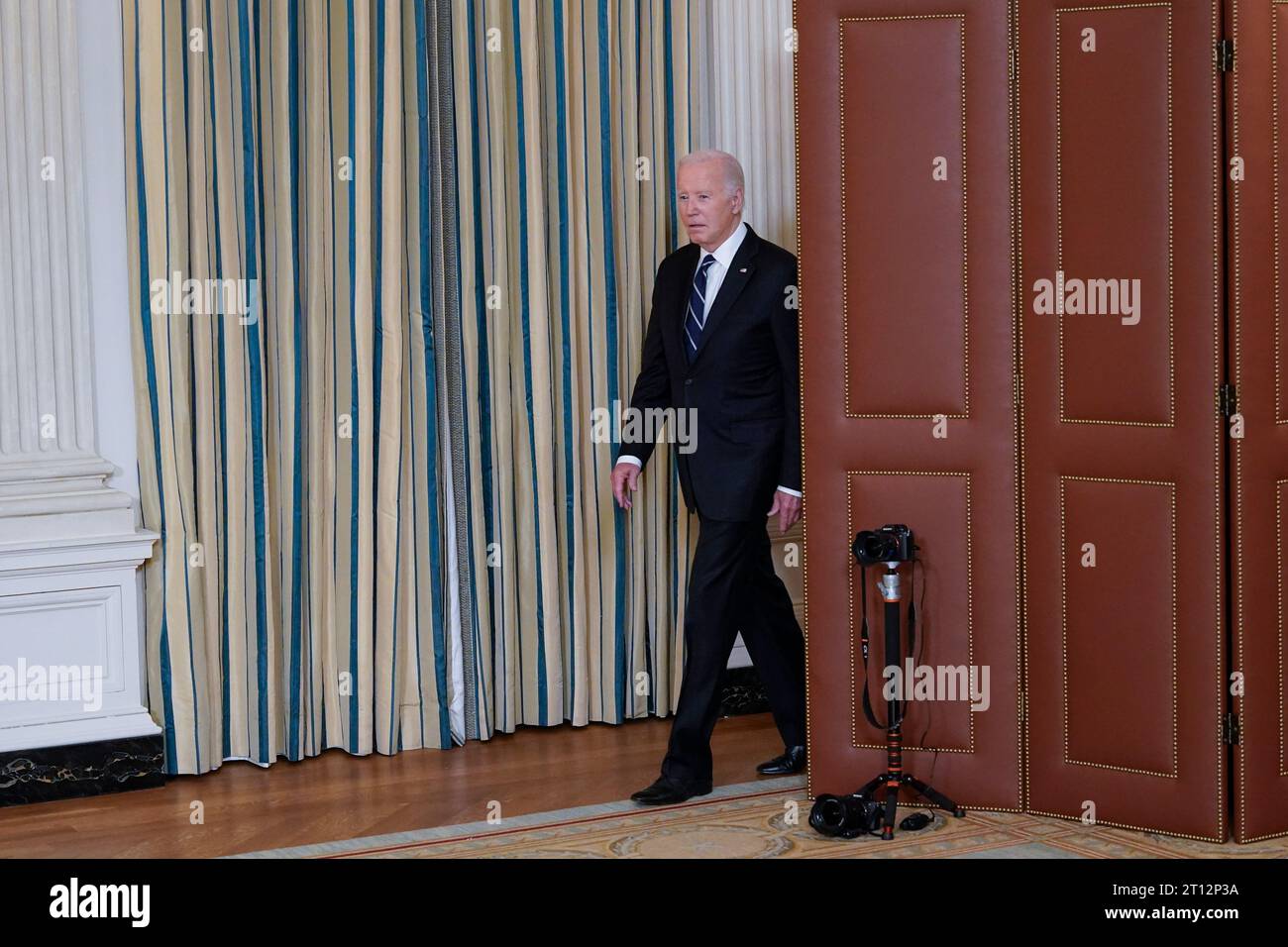 Le président américain Joe Biden arrive pour faire des remarques sur les attaques terroristes en Israël à la Maison Blanche à Washington, DC, le 10 octobre 2023. Crédit : Chris Kleponis/CNP Banque D'Images