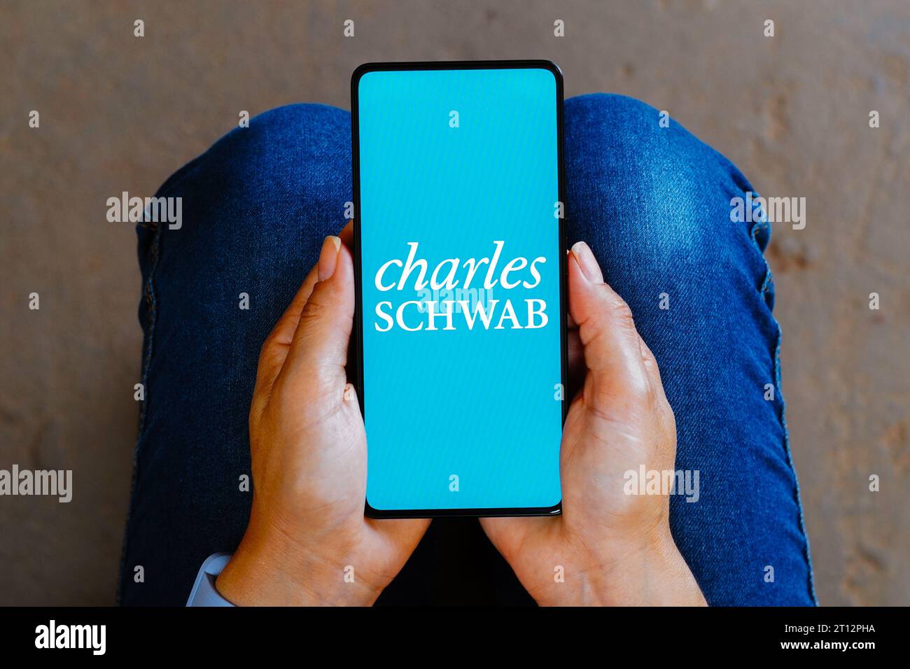Sur cette photo, le logo Charles Schwab est affiché sur l'écran d'un smartphone. Banque D'Images