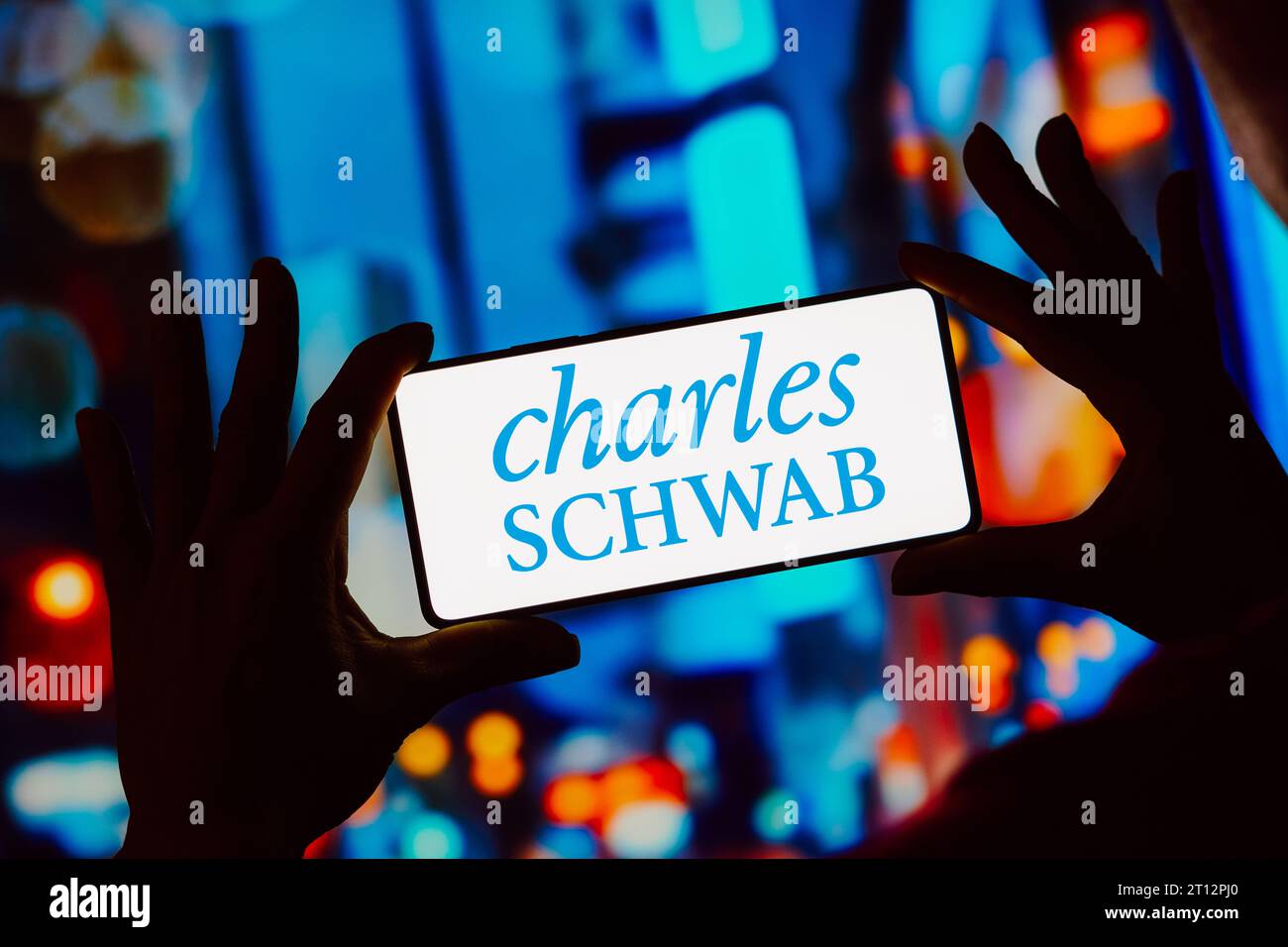 Sur cette photo, le logo Charles Schwab est affiché sur l'écran d'un smartphone. Banque D'Images