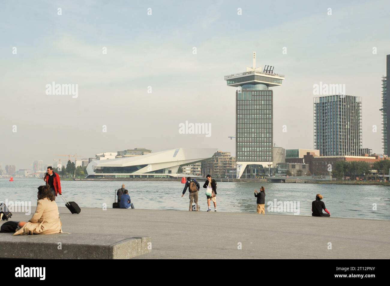 Les gens profitent du beau temps à côté du front de mer, Amsterdam, pays-Bas. Banque D'Images