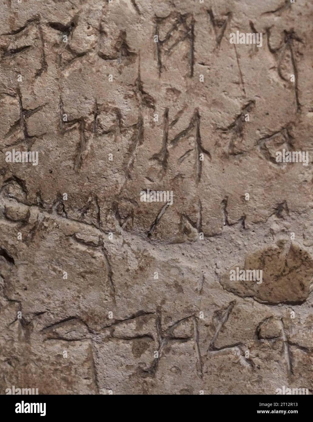 Inscription phénicienne sur une stèle calcaire. Tal-Virtù, Rabat (Malte). 7e siècle av. J.-C. Musée national d'archéologie. Valletta. Malte. Banque D'Images