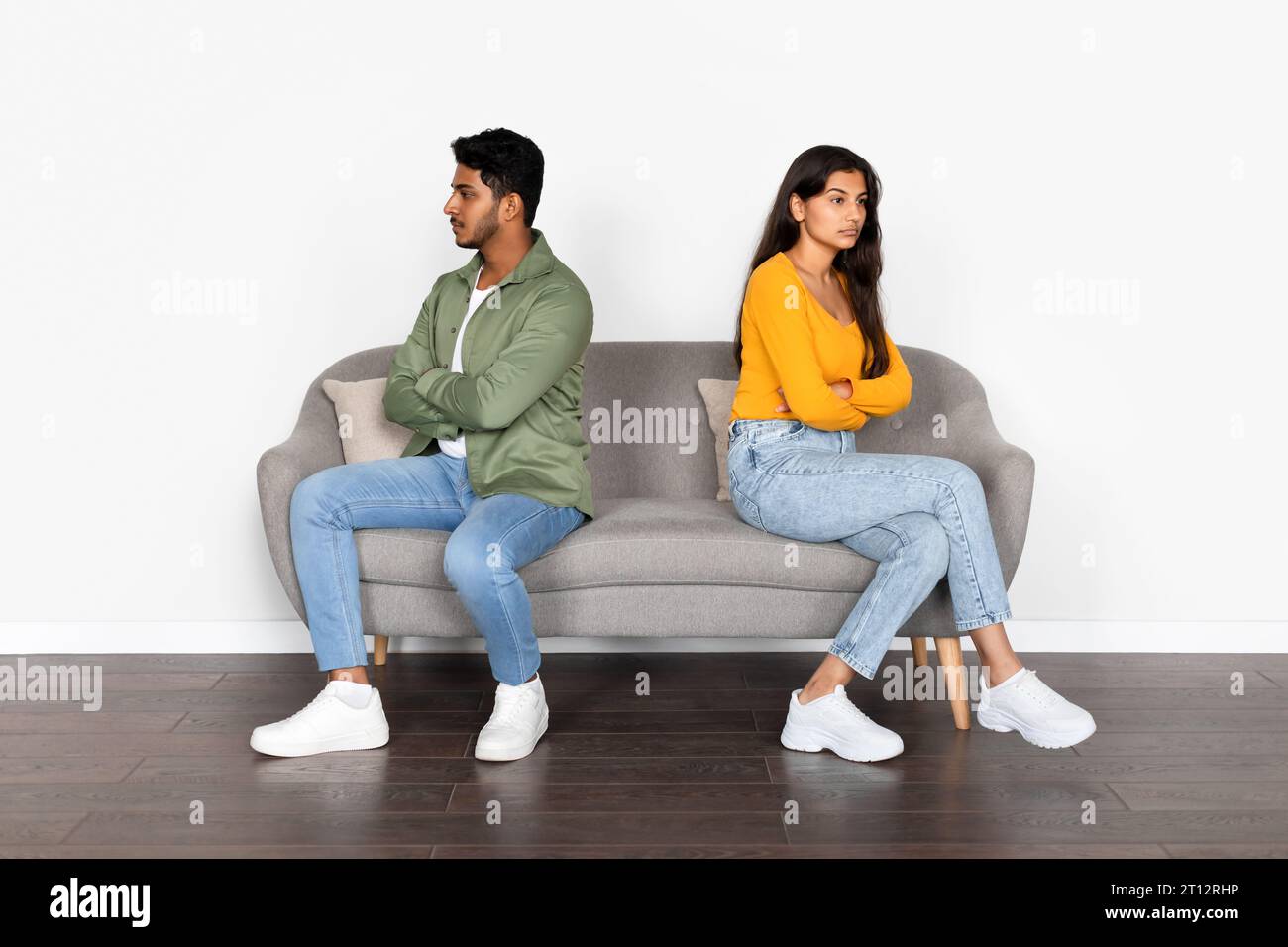Couple indien offensé s'ignorant l'un l'autre après la querelle Banque D'Images