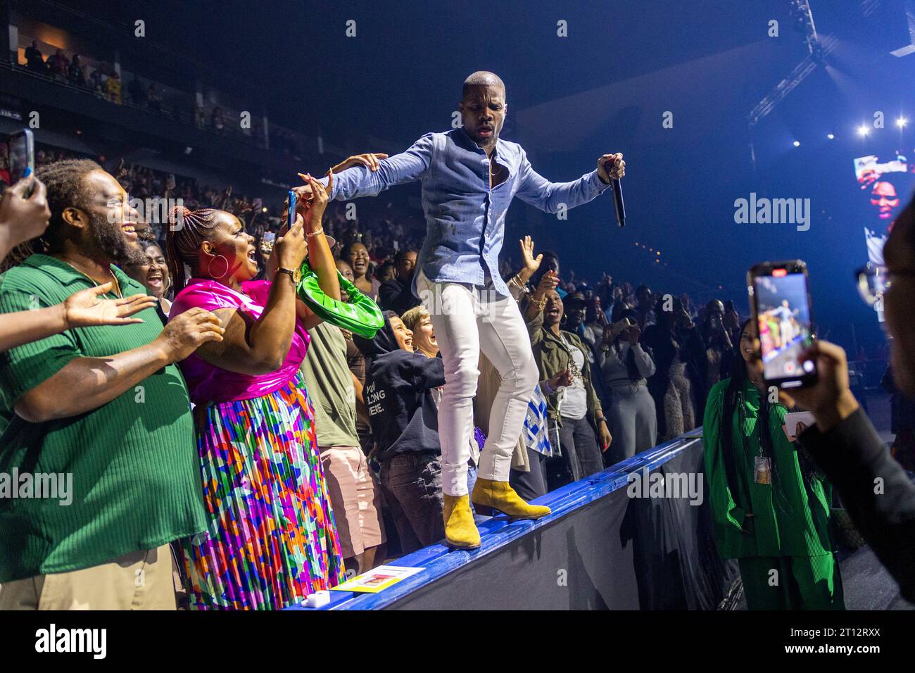 8 octobre 2023, Jacksonville, Floride, États-Unis : KIRK FRANKLIN se produit à Jacksonville, Floride, États-Unis, au Vystar Veterans Memorial Arena (crédit image : © Dâ€™avril Grant/ZUMA Press Wire) POUR USAGE ÉDITORIAL SEULEMENT! Non destiné à UN USAGE commercial ! Banque D'Images
