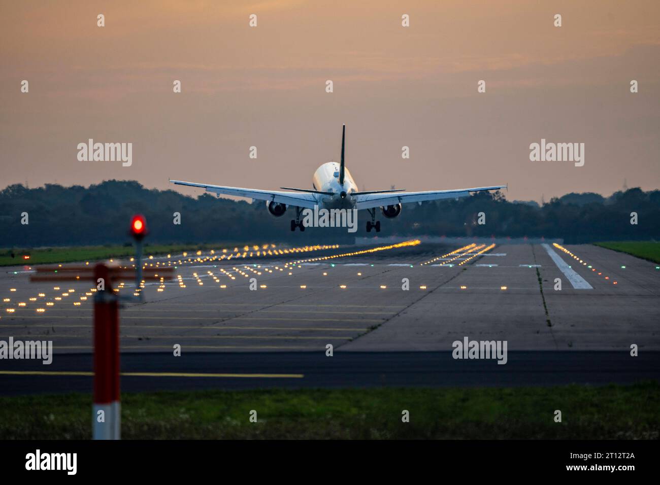 Landeanflug auf den Flughafen Düsseldorf International, Landebahn Nord, 05L/23R, Befeuerung, NRW, Deutschland, Luftverkehr dus *** approche de l'aéroport international de Düsseldorf, piste nord, 05L 23R, éclairage, NRW, Allemagne, trafic aérien dus crédit : Imago/Alamy Live News Banque D'Images