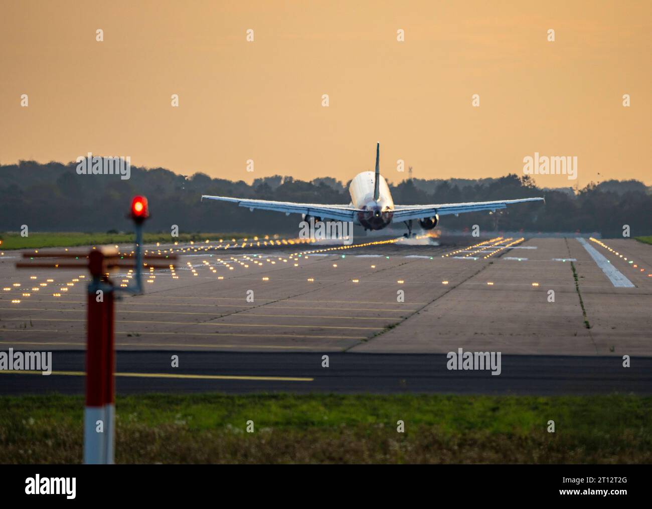 Landeanflug auf den Flughafen Düsseldorf International, Landebahn Nord, 05L/23R, Befeuerung, NRW, Deutschland, Luftverkehr dus *** approche de l'aéroport international de Düsseldorf, piste nord, 05L 23R, éclairage, NRW, Allemagne, trafic aérien dus crédit : Imago/Alamy Live News Banque D'Images