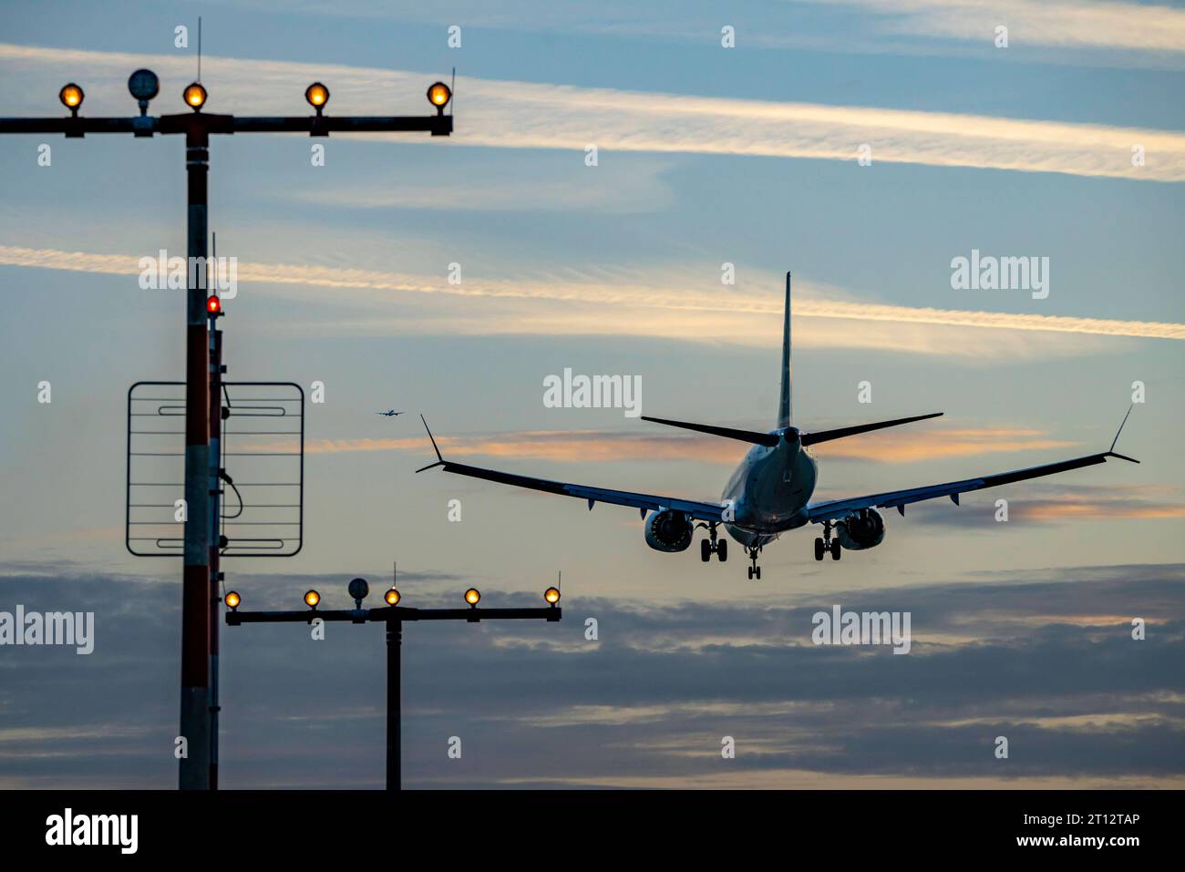 Landeanflug auf den Flughafen Düsseldorf International, Landebahn Nord, 05L/23R, Befeuerung, NRW, Deutschland, Luftverkehr dus *** approche de l'aéroport international de Düsseldorf, piste nord, 05L 23R, éclairage, NRW, Allemagne, trafic aérien dus crédit : Imago/Alamy Live News Banque D'Images