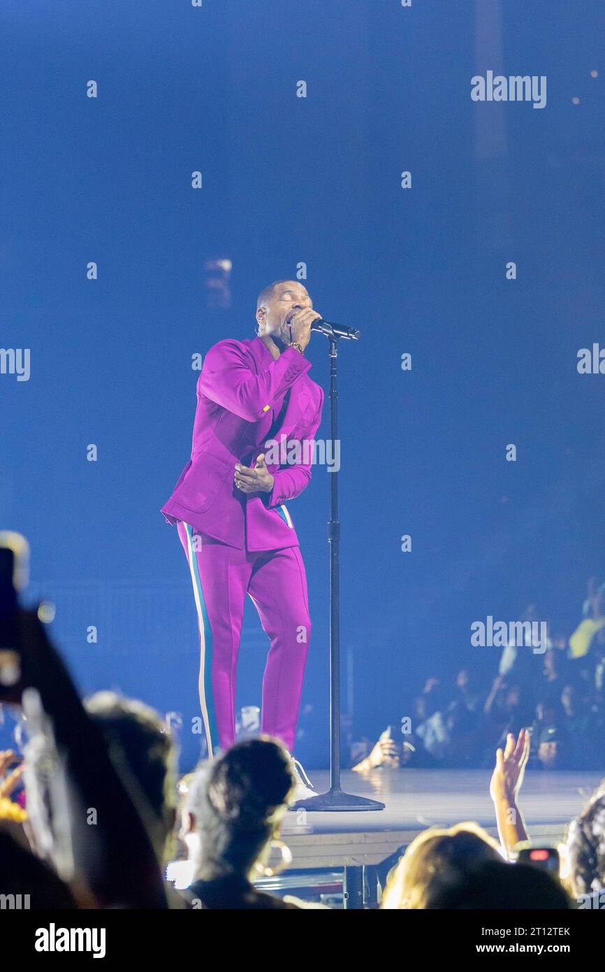8 octobre 2023, Jacksonville, Floride, États-Unis : KIRK FRANKLIN se produit à Jacksonville, Floride, États-Unis, au Vystar Veterans Memorial Arena (crédit image : © Dâ€™avril Grant/ZUMA Press Wire) POUR USAGE ÉDITORIAL SEULEMENT! Non destiné à UN USAGE commercial ! Banque D'Images