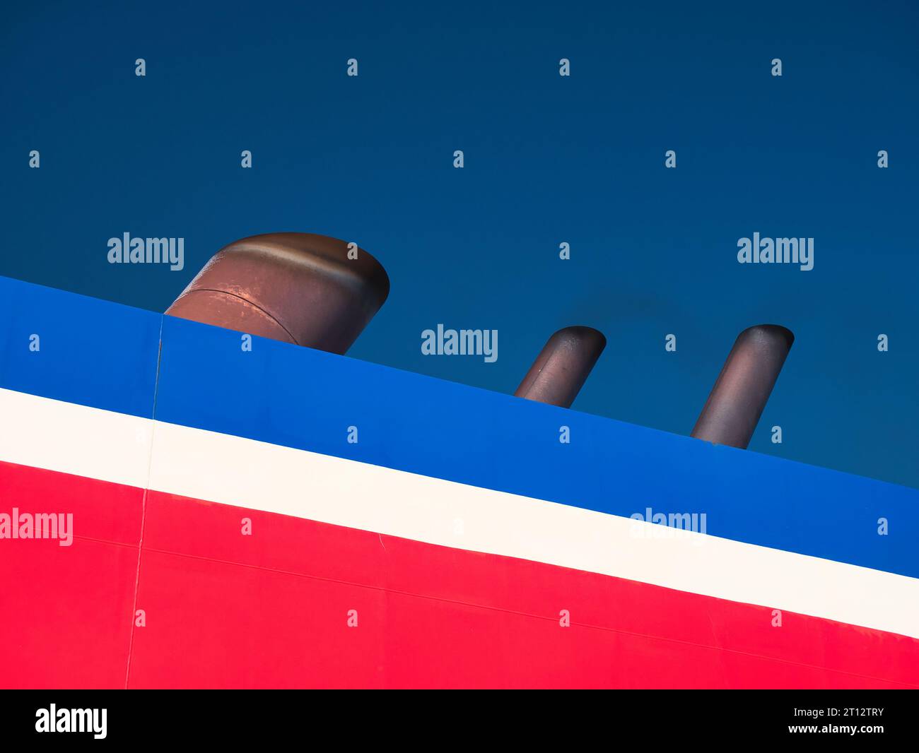 La superstructure rouge, blanche et bleue de couleur corporative du ferry de la ligne Stena qui opère en mer d'Irlande entre Birkenhead et B. Banque D'Images