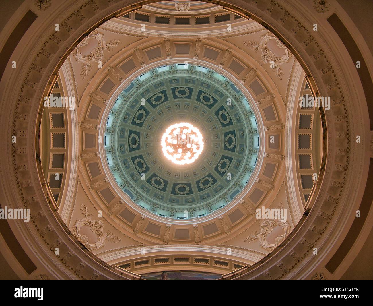 Une vue dans le dôme et la lanterne de l'hôtel de ville de Belfast montrant la symétrie de la conception. Banque D'Images
