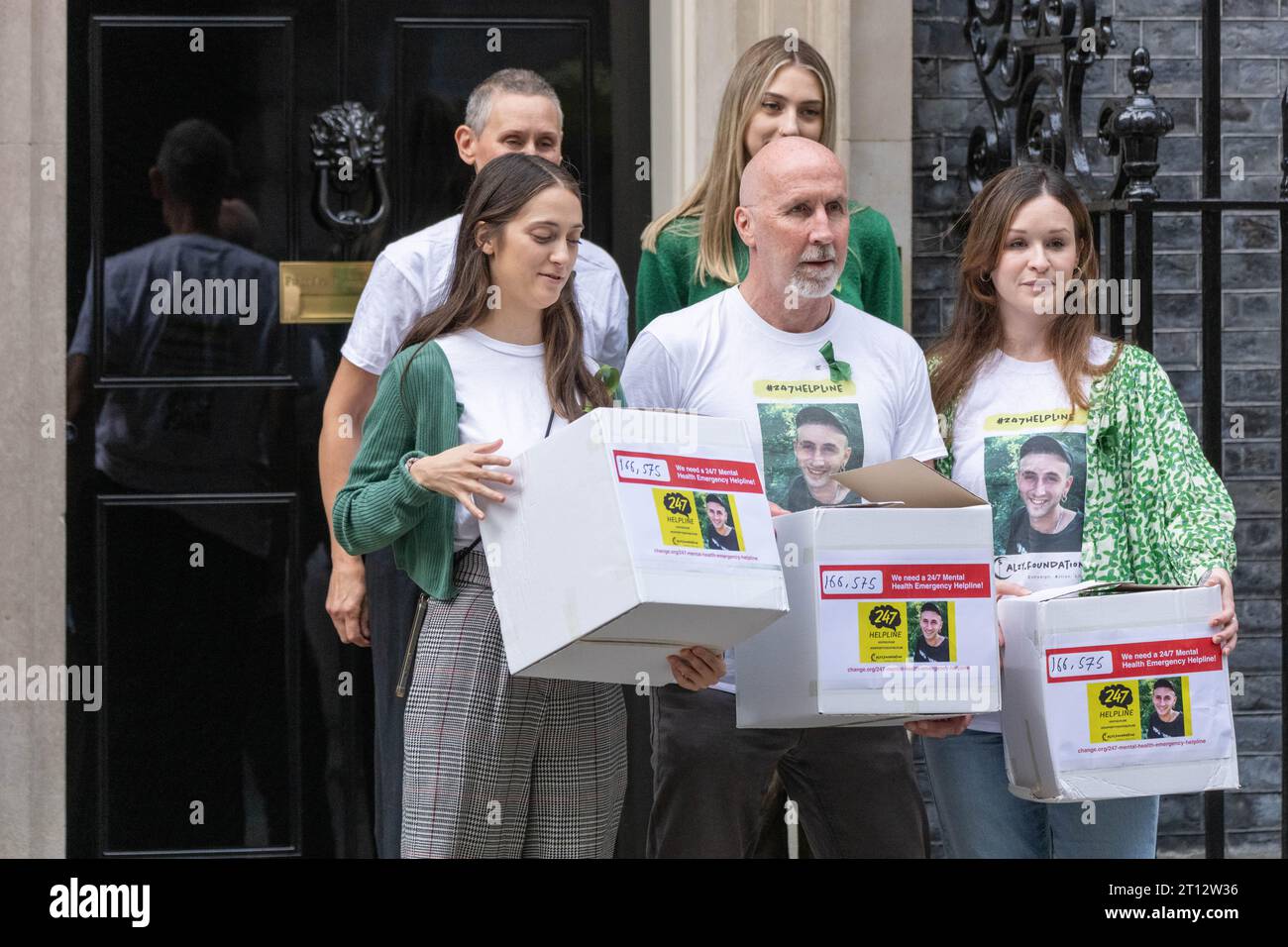 Londres, Royaume-Uni. 10 octobre 2023. Une pétition est remise au 10 Downing Street par la Fondation Calzy demandant un numéro de santé mentale d'urgence à trois chiffres, pour fournir une formation gratuite sur les premiers soins en santé mentale et forcer l'ordre du jour sur la résolution de la stigmatisation chez les jeunes adultes qui parlent ou cherchent la santé pour la santé mentale. La fondation a été créée après le suicide de Cal Stuart en janvier 2021 Credit : Ian Davidson/Alamy Live News Banque D'Images