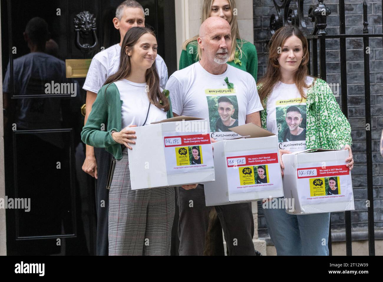 Londres, Royaume-Uni. 10 octobre 2023. Une pétition est remise au 10 Downing Street par la Fondation Calzy demandant un numéro de santé mentale d'urgence à trois chiffres, pour fournir une formation gratuite sur les premiers soins en santé mentale et forcer l'ordre du jour sur la résolution de la stigmatisation chez les jeunes adultes qui parlent ou cherchent la santé pour la santé mentale. La fondation a été créée après le suicide de Cal Stuart en janvier 2021 Credit : Ian Davidson/Alamy Live News Banque D'Images