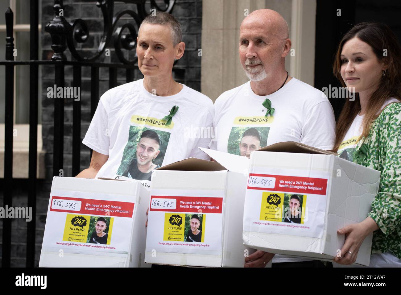 Londres, Royaume-Uni. 10 octobre 2023. Une pétition est remise au 10 Downing Street par la Fondation Calzy demandant un numéro de santé mentale d'urgence à trois chiffres, pour fournir une formation gratuite sur les premiers soins en santé mentale et forcer l'ordre du jour sur la résolution de la stigmatisation chez les jeunes adultes qui parlent ou cherchent la santé pour la santé mentale. La fondation a été créée après le suicide de Cal Stuart en janvier 2021 Credit : Ian Davidson/Alamy Live News Banque D'Images