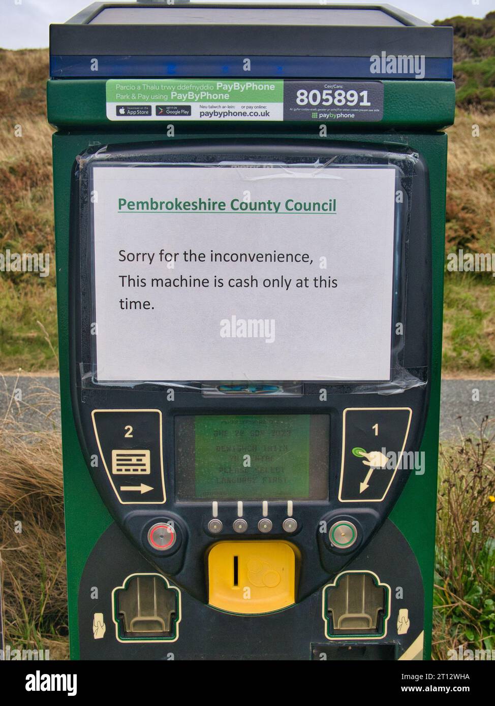 Un panneau temporaire imprimé sur papier sur un parcmètre à Newgale Beach sur la côte du Pembrokeshire au pays de Galles Banque D'Images