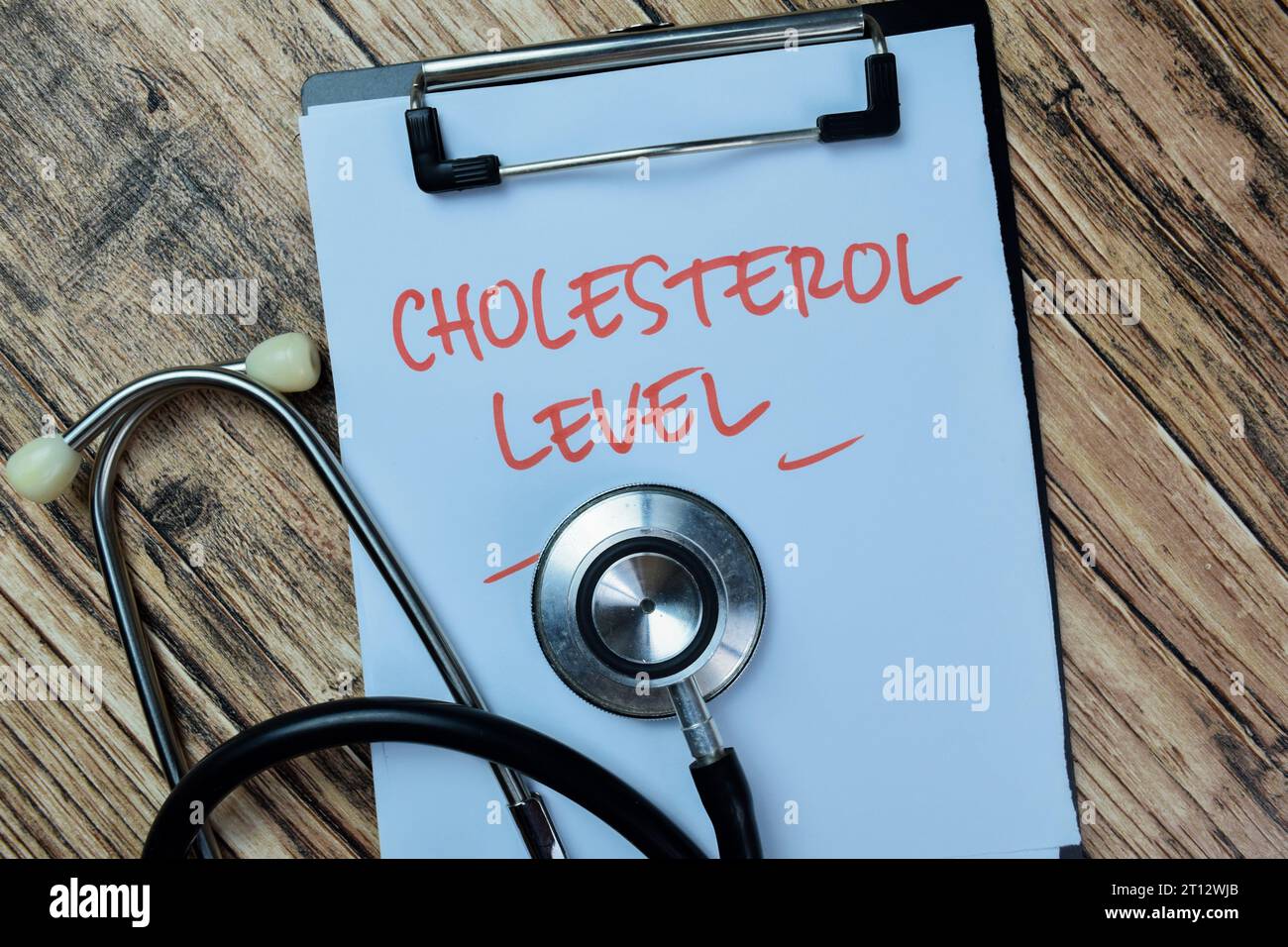 Concept de niveau de cholestérol écrire sur la paperasse avec stéthoscope isolé sur la table en bois. Banque D'Images