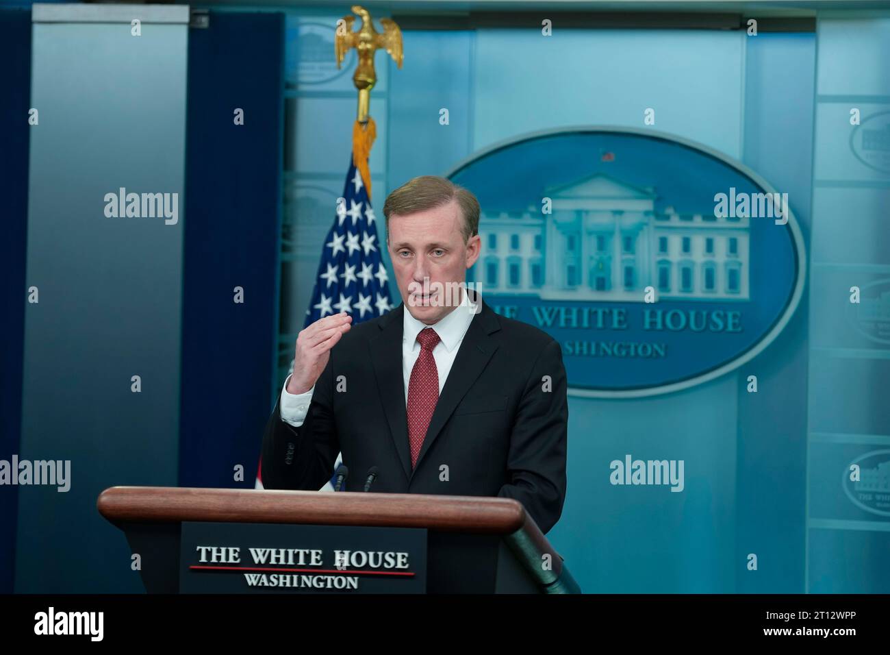 Le conseiller à la sécurité nationale des États-Unis, Jake Sullivan, participe au briefing quotidien à la Maison Blanche à Washington, DC, le 10 octobre 2023. Crédit : Chris Kleponis/CNP/MediaPunch Banque D'Images